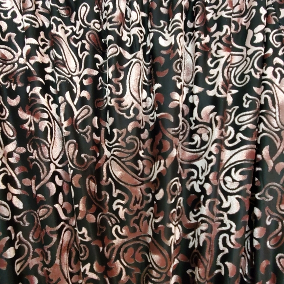 Ecote Velvet Off-Shoulder Burnout Floral Romper - Picture 5 of 13